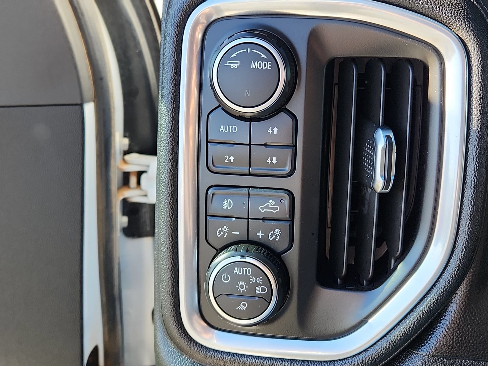 Used 2020 Chevrolet Silverado 2500 LTZ w/ LTZ Plus Package AWD/4WD image 16