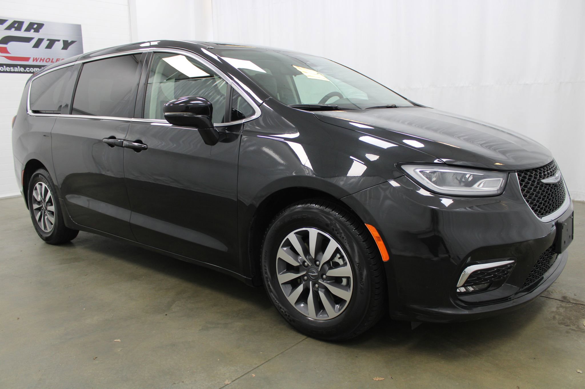 Used 2024 Chrysler Pacifica Select image 3