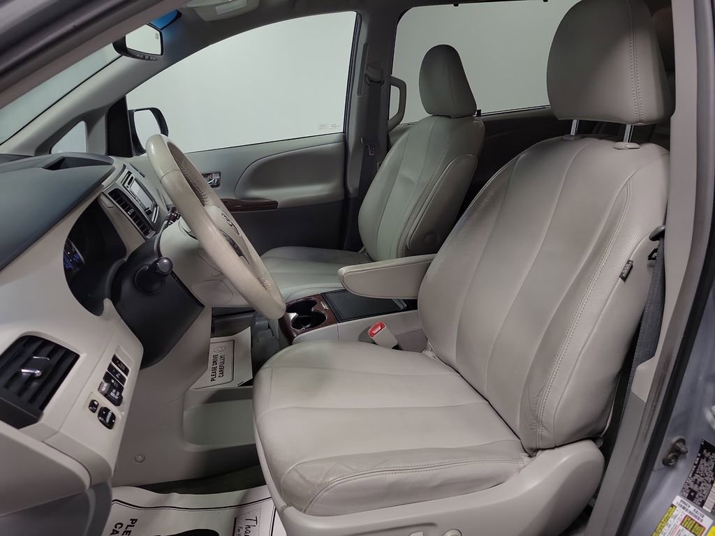 Used 2014 Toyota Sienna XLE image 13