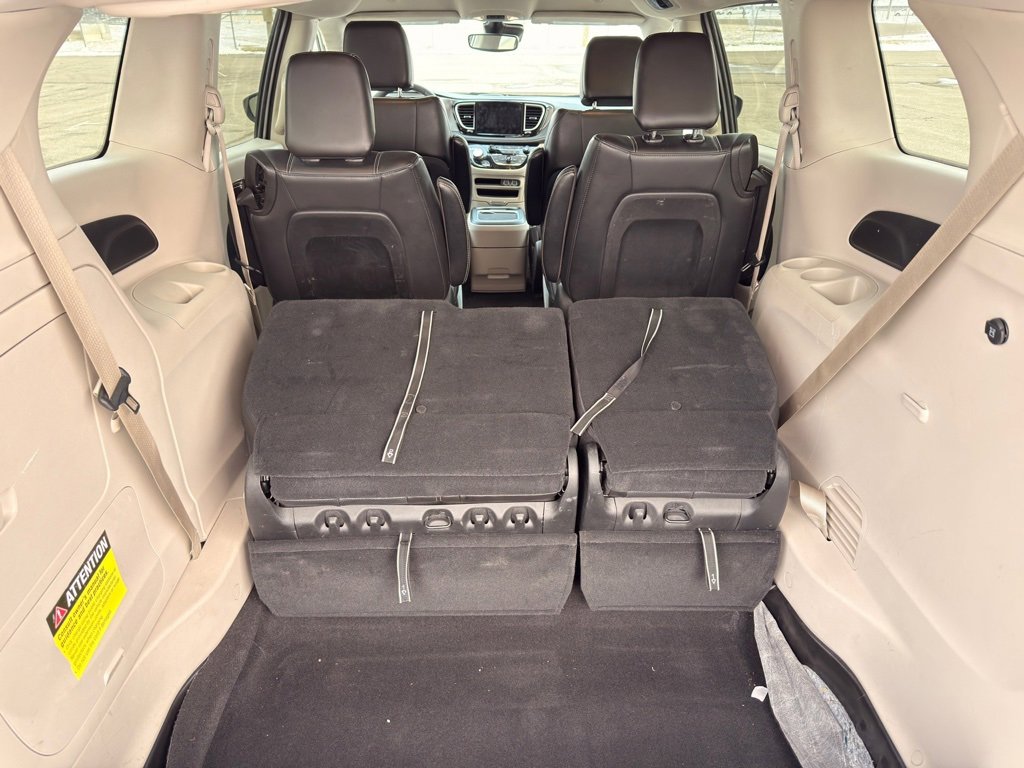 Used 2023 Chrysler Pacifica Touring-L image 39