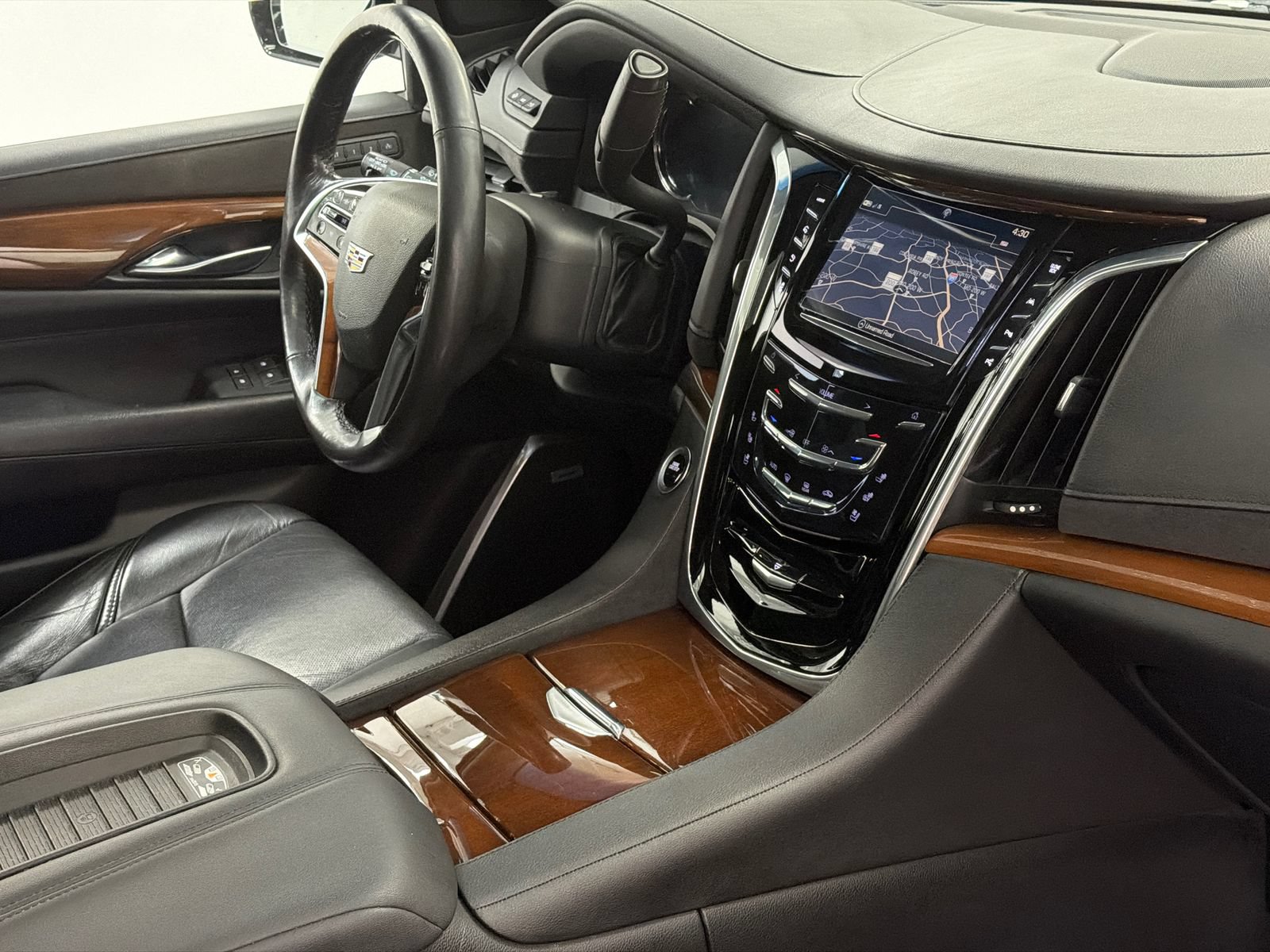 Used 2018 Cadillac Escalade Premium Luxury AWD/4WD image 13
