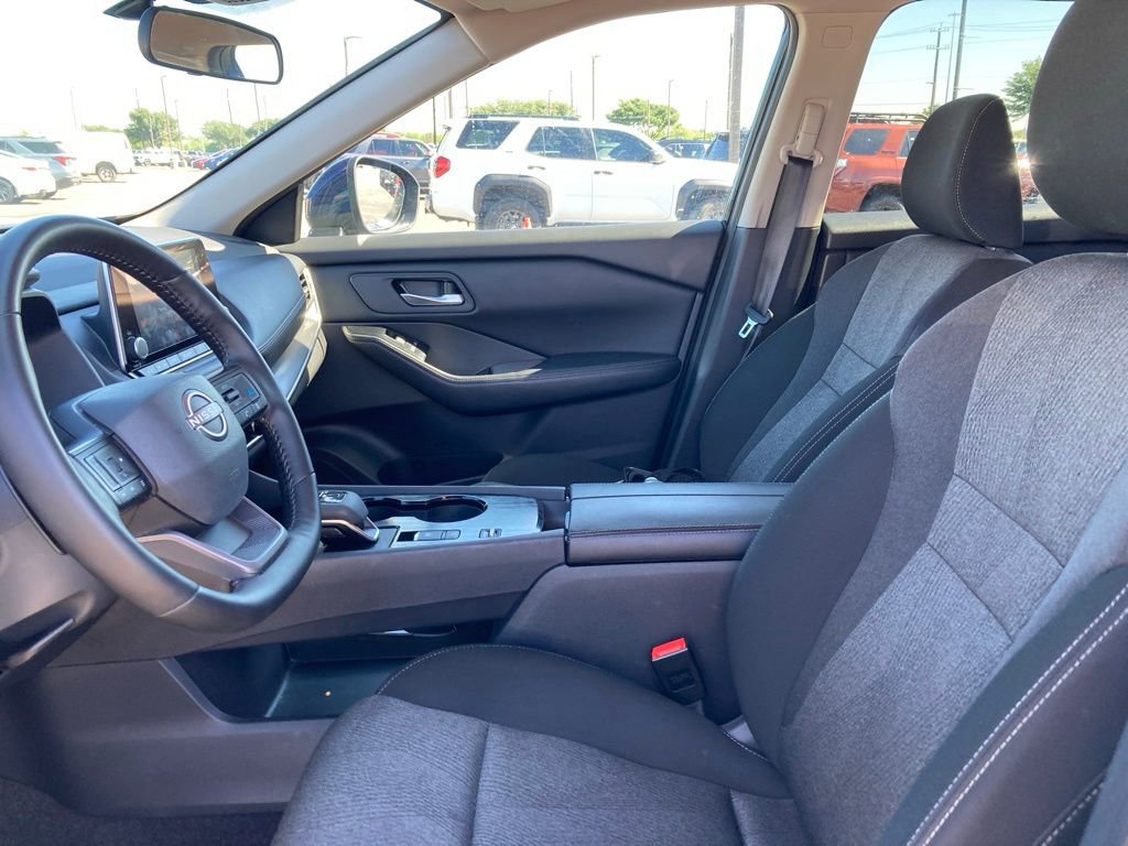 Used 2025 Nissan Rogue SV image 9