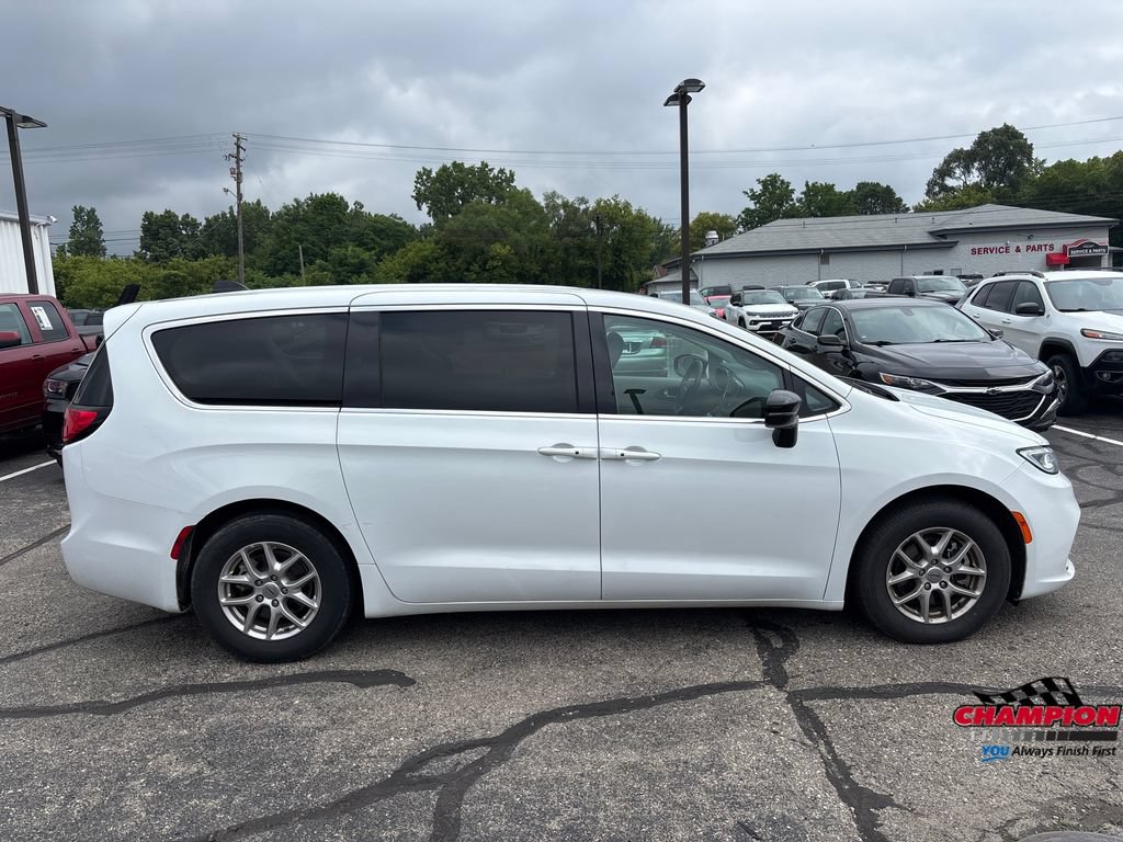 Used 2024 Chrysler Pacifica Touring-L FWD image 2