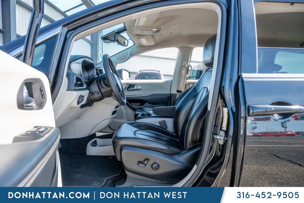 Used 2023 Chrysler Pacifica Touring-L image 5