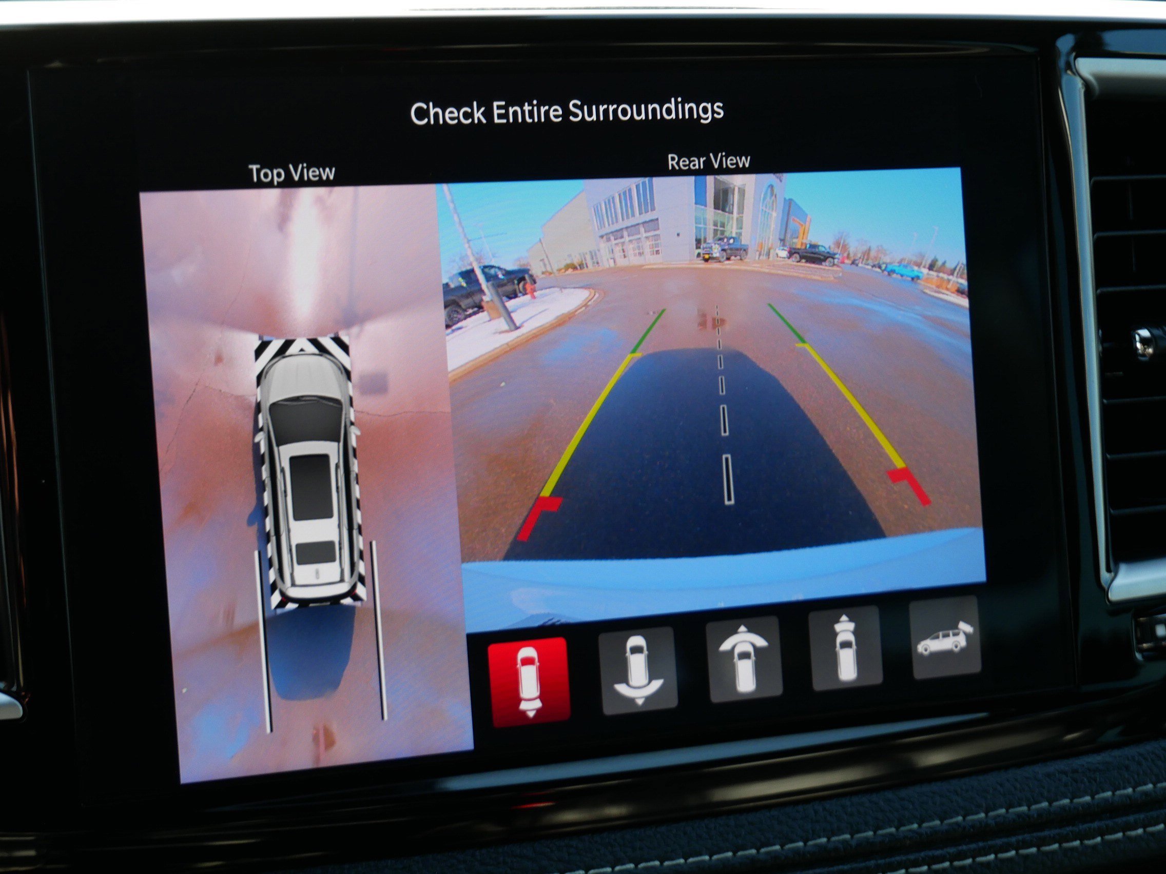 Used 2025 Chrysler Pacifica Select w/ Uconnect Theater Family Group image 28