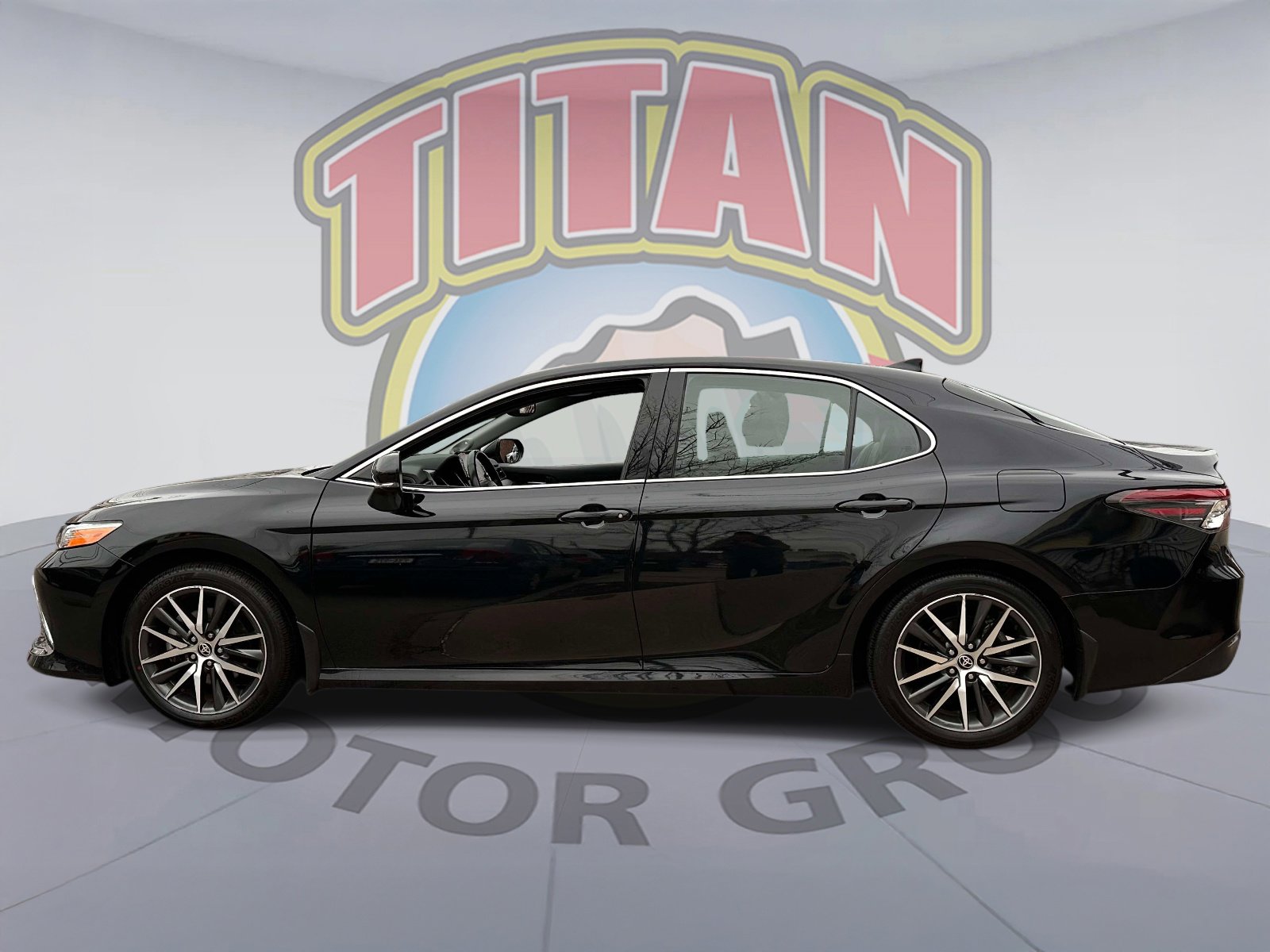 Used 2022 Toyota Camry XLE w/ Navigation Upgrade Package image 2