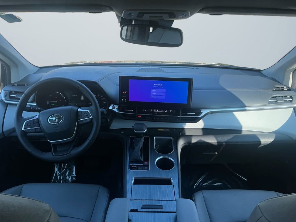 Used 2025 Toyota Sienna XLE image 11