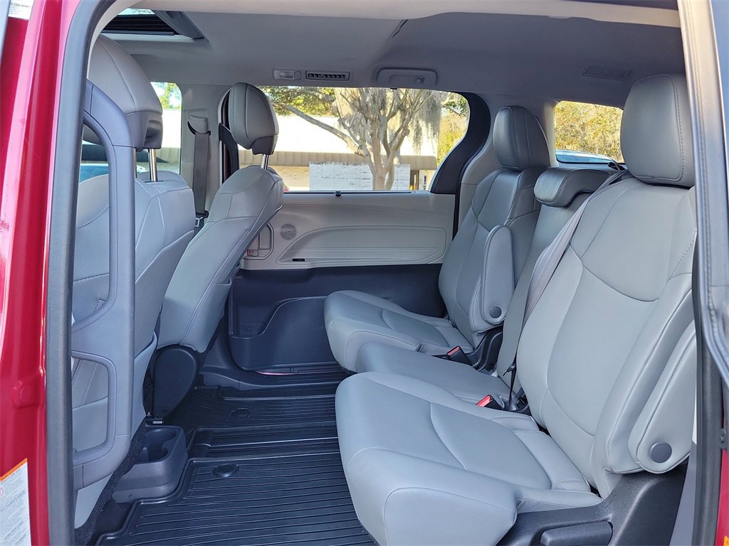 Used 2022 Toyota Sienna XLE image 13