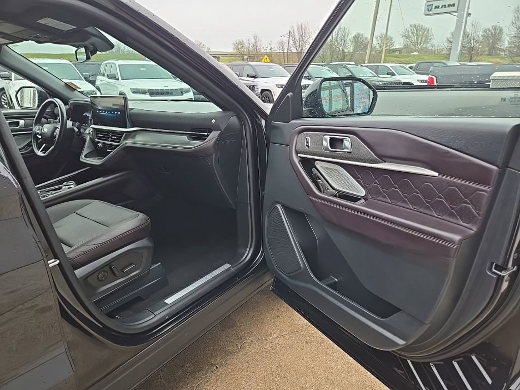 Used 2025 Ford Explorer Platinum w/ LUX Leather Package AWD/4WD image 68