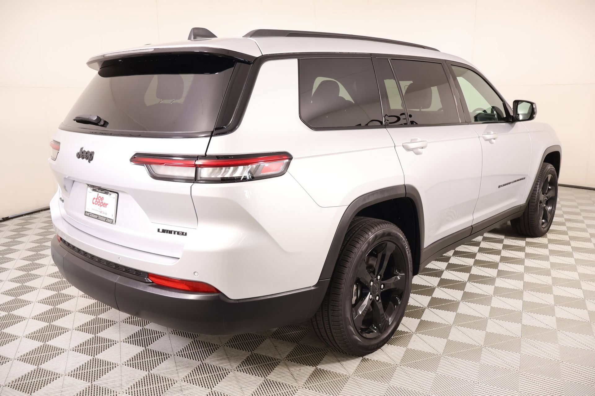 Used 2025 Jeep Grand Cherokee L Limited w/ Black Appearance Package AWD/4WD image 24