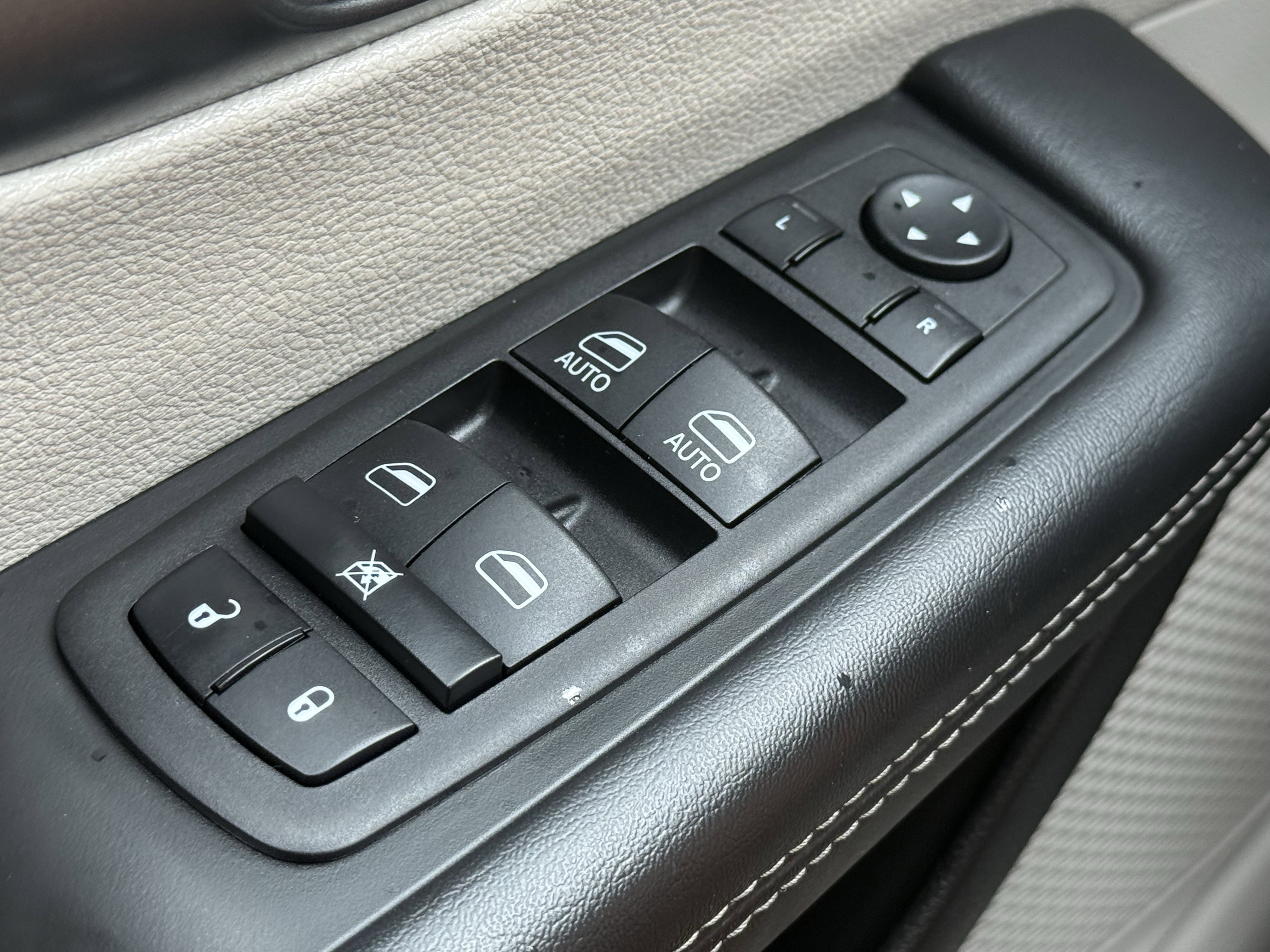 Used 2023 Chrysler Pacifica Touring-L image 25