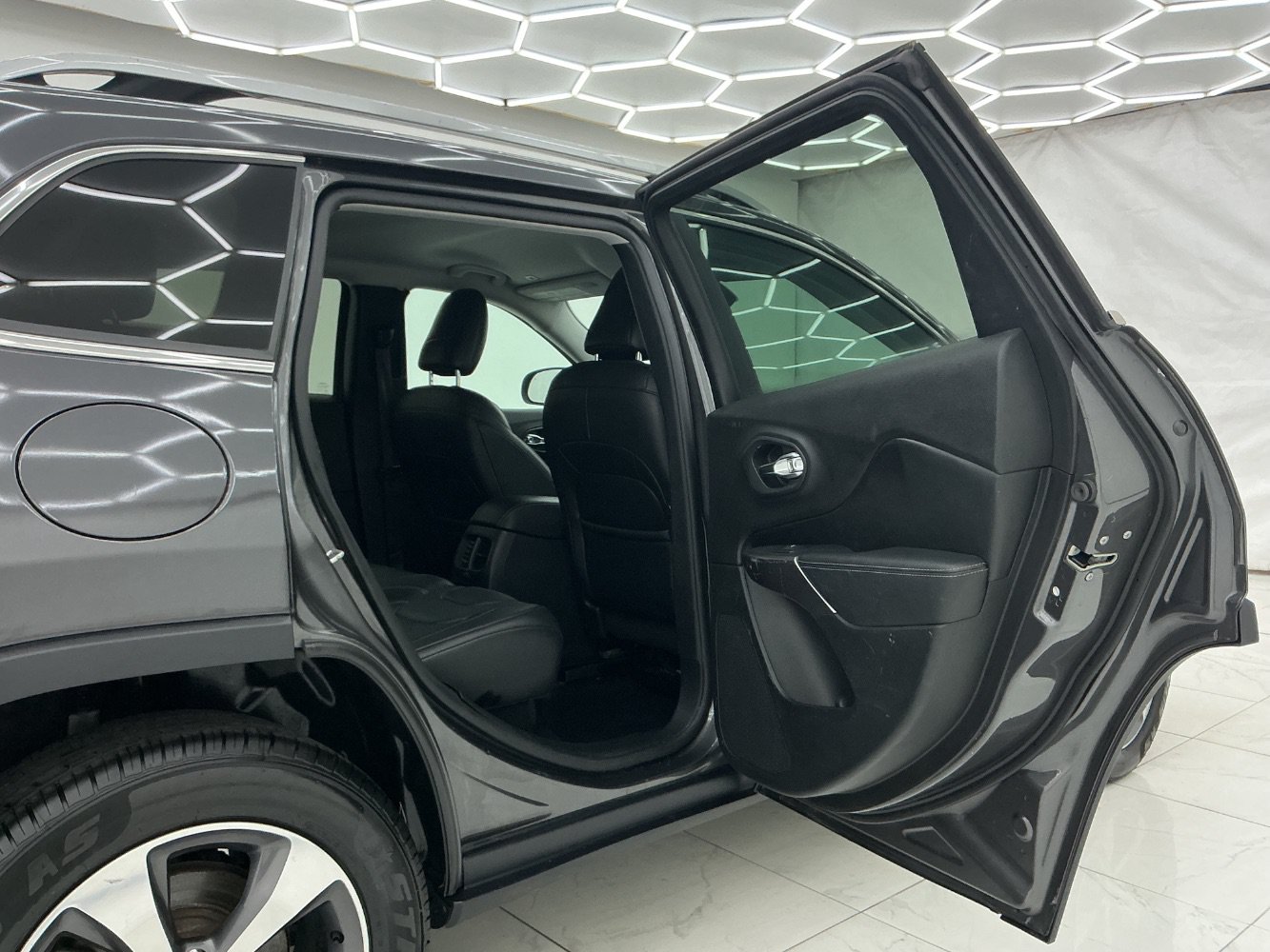 Used 2019 Jeep Cherokee Limited AWD/4WD image 23