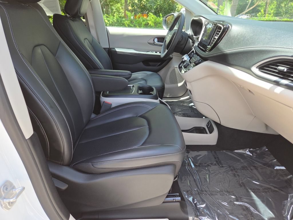 Used 2023 Chrysler Pacifica Touring-L AWD/4WD image 15