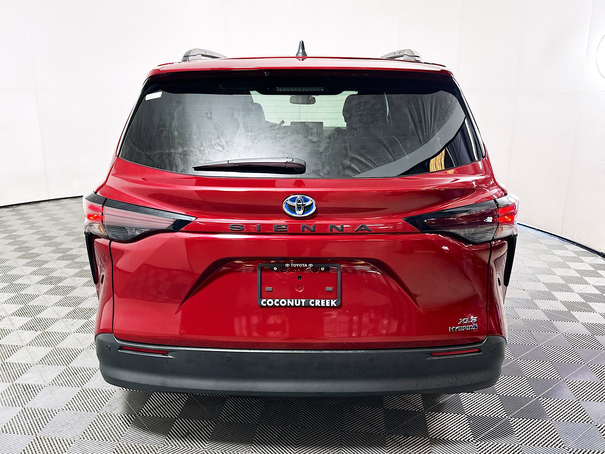 Used 2024 Toyota Sienna XLE FWD image 4