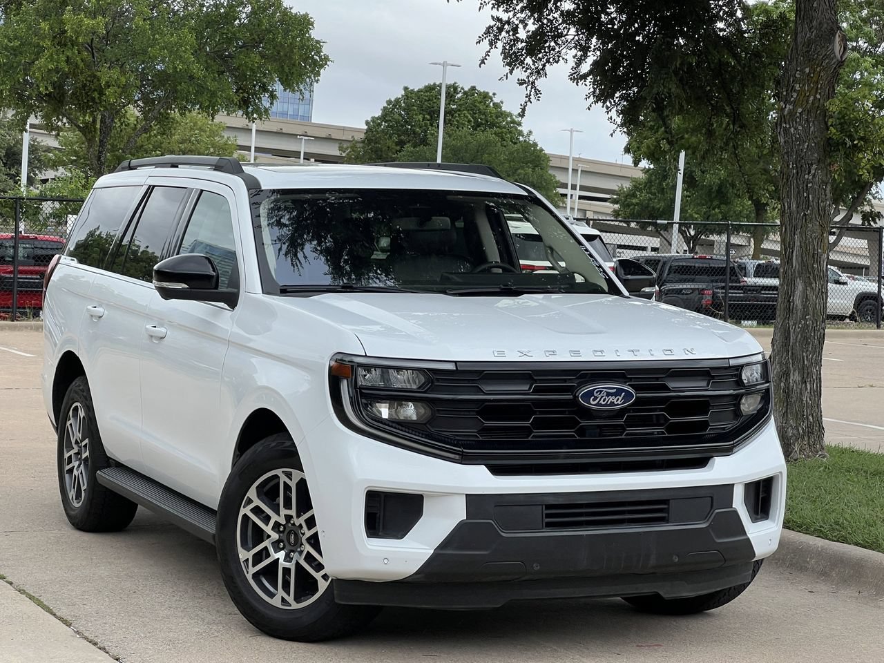 Used 2025 Ford Expedition Active AWD/4WD image 2