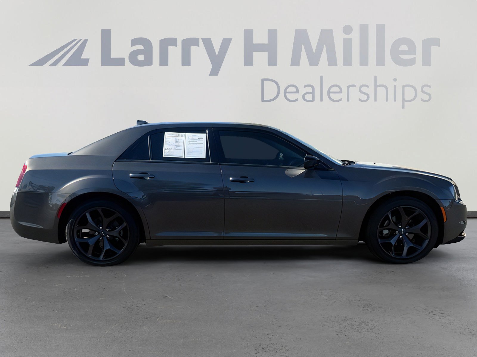 Used 2023 Chrysler 300 Touring w/ Sport Appearance Package image 6
