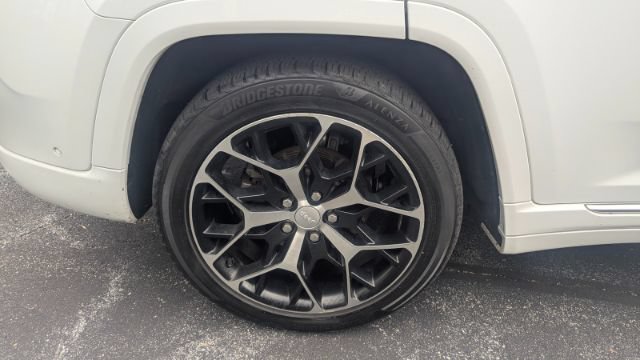 Used 2023 Jeep Grand Cherokee Summit AWD/4WD image 12