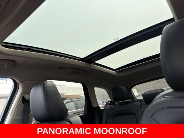 Used 2025 Lincoln Corsair AWD w/ Equipment Group 101A image 5