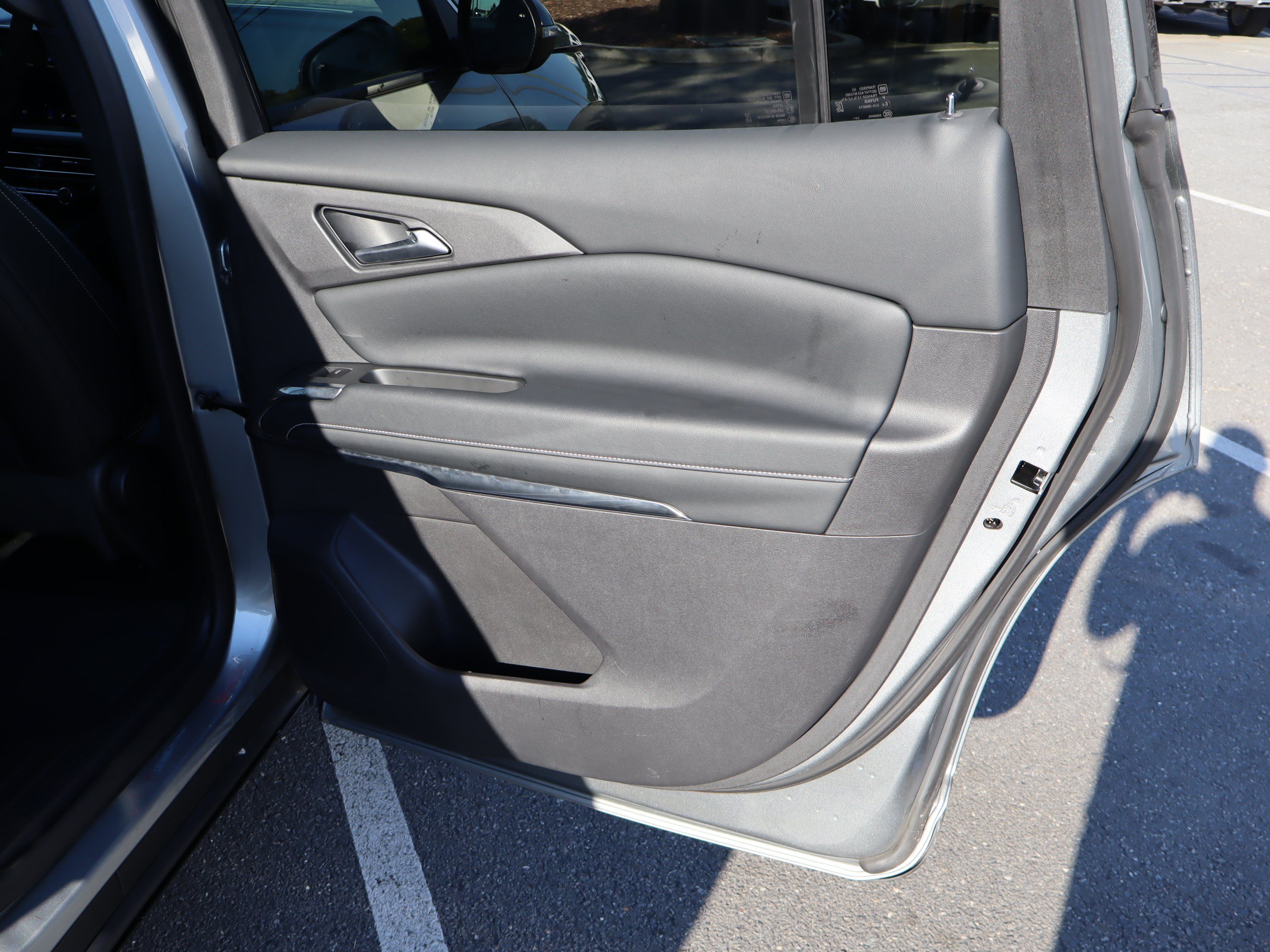 Used 2025 Chevrolet Traverse LT FWD image 34