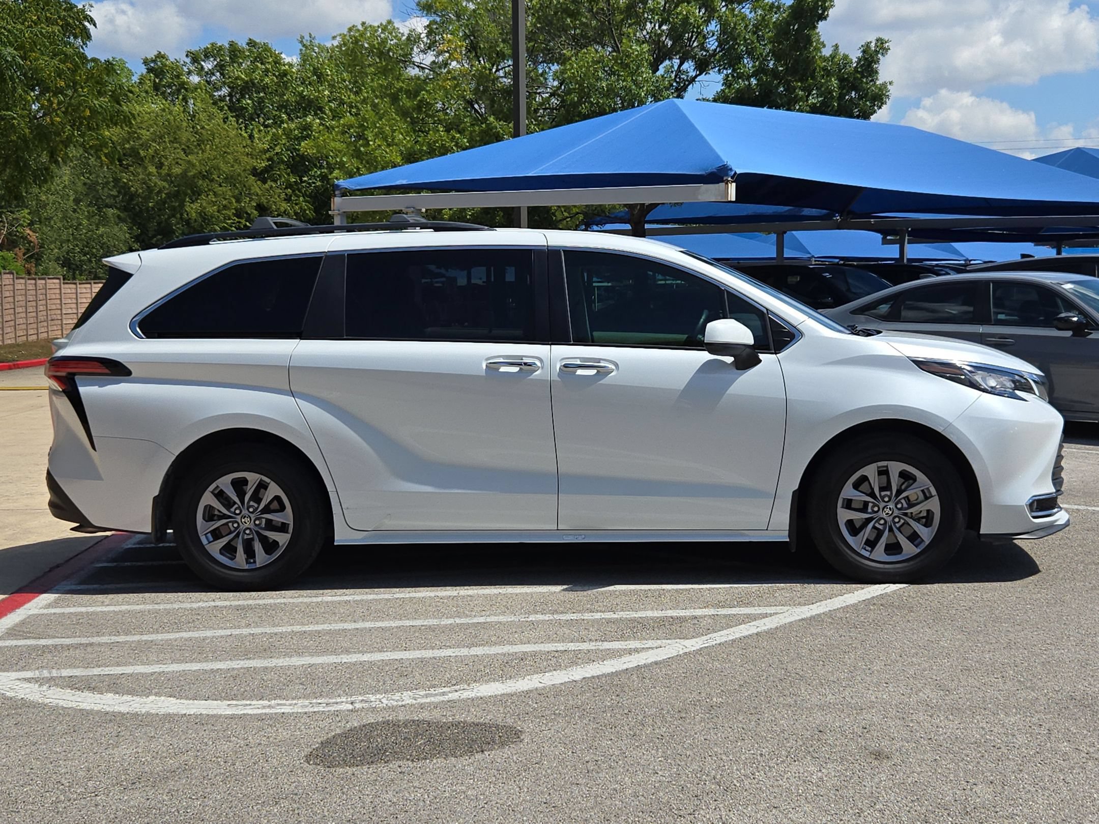 Used 2022 Toyota Sienna XLE FWD image 2
