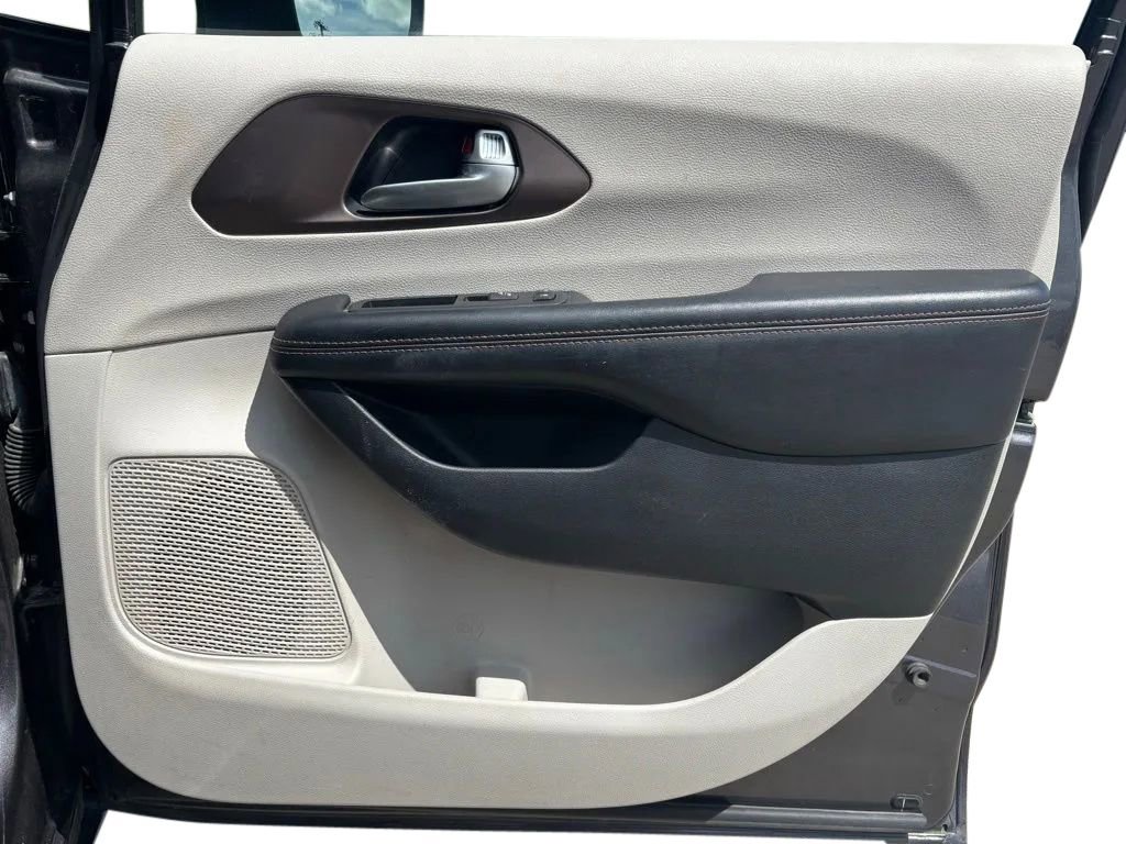 Used 2017 Chrysler Pacifica Touring w/ Tire & Wheel Group FWD image 29