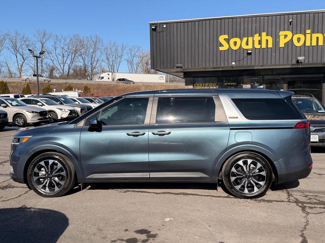 Used 2024 Kia Carnival EX image 8