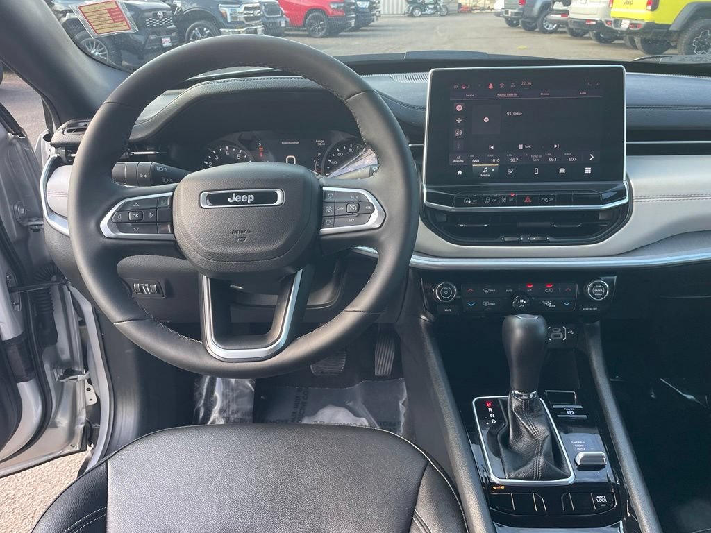 Used 2025 Jeep Compass Limited AWD/4WD image 4
