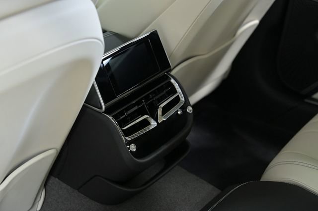 Used 2024 Bentley Flying Spur V8 image 35