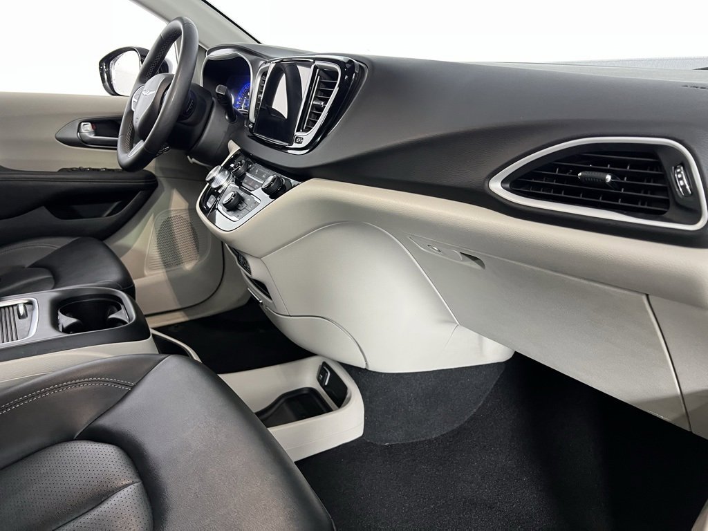 Used 2024 Chrysler Pacifica Touring-L image 33