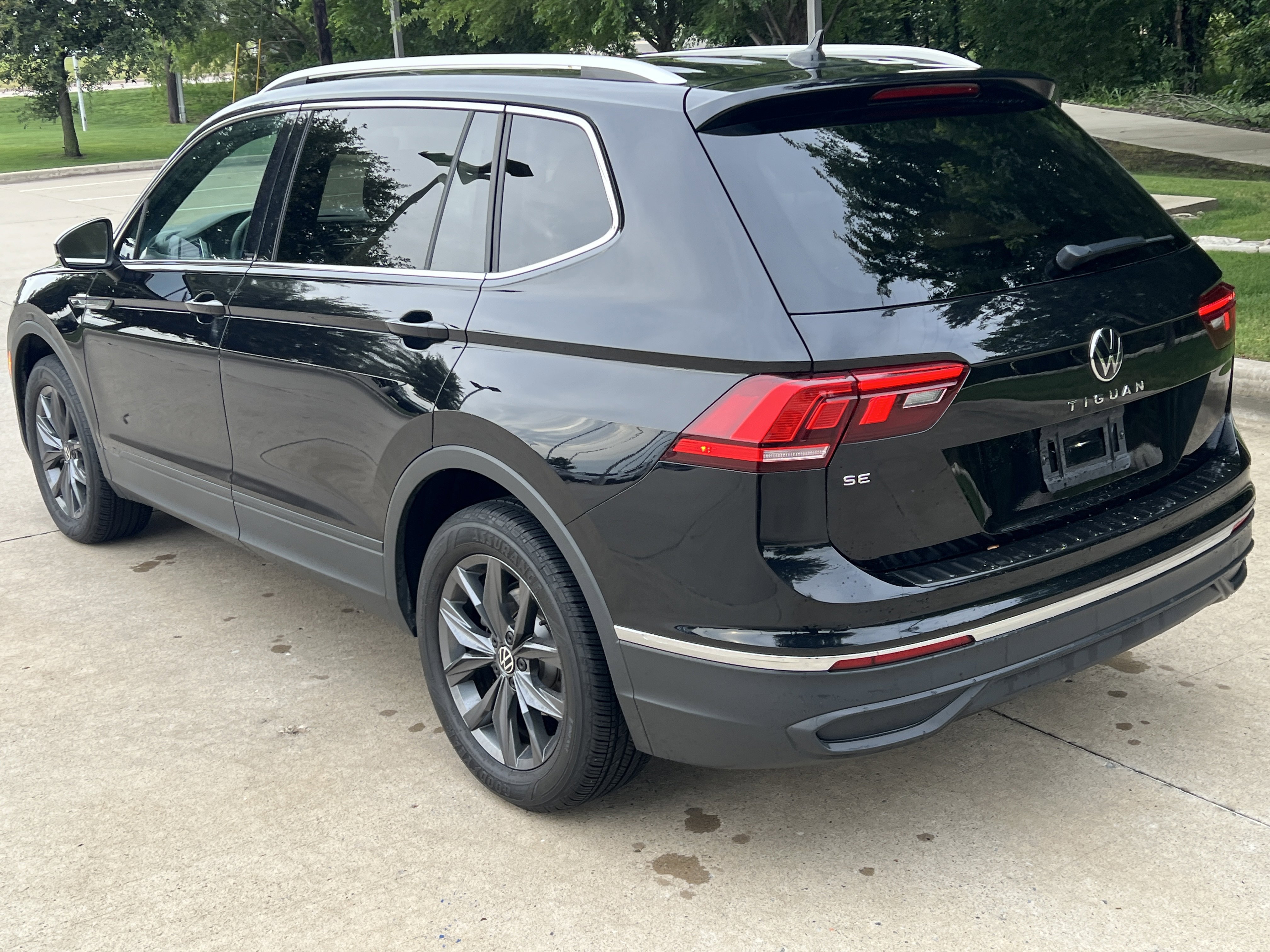 Used 2023 Volkswagen Tiguan SE w/ Panoramic Sunroof Package FWD image 8