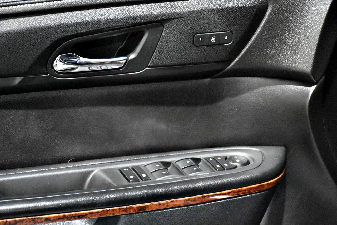 Used 2014 Chevrolet Traverse LTZ FWD image 29
