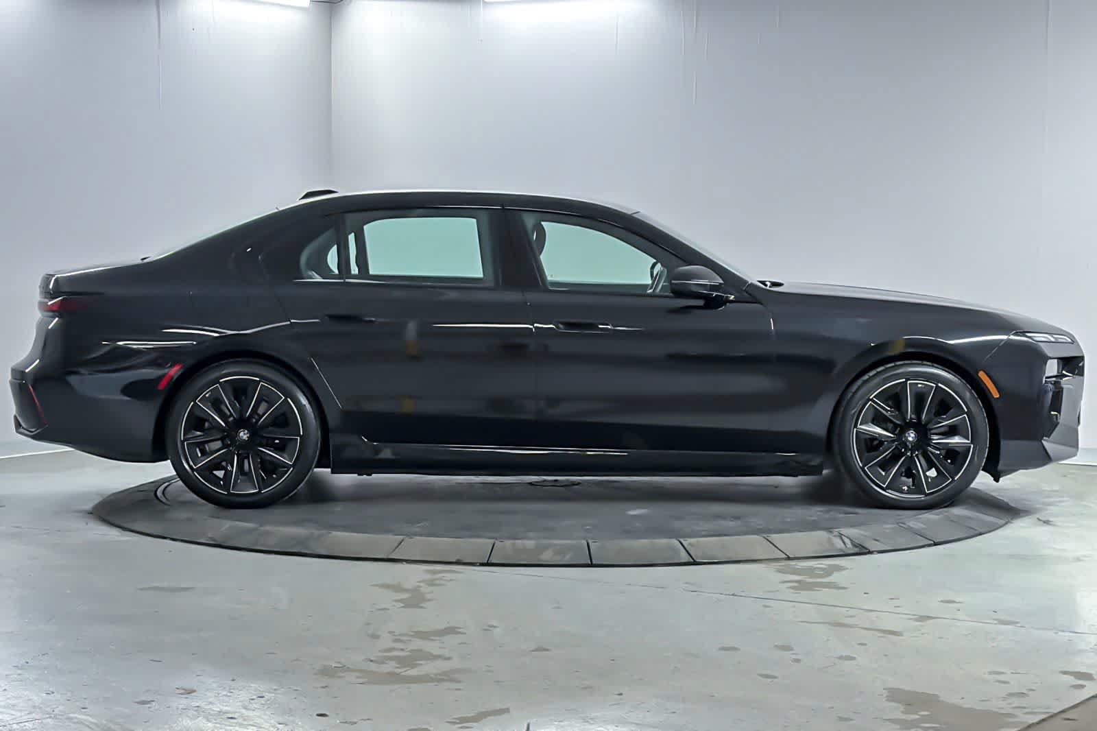 Used 2025 BMW i7 xDrive60 AWD/4WD image 8