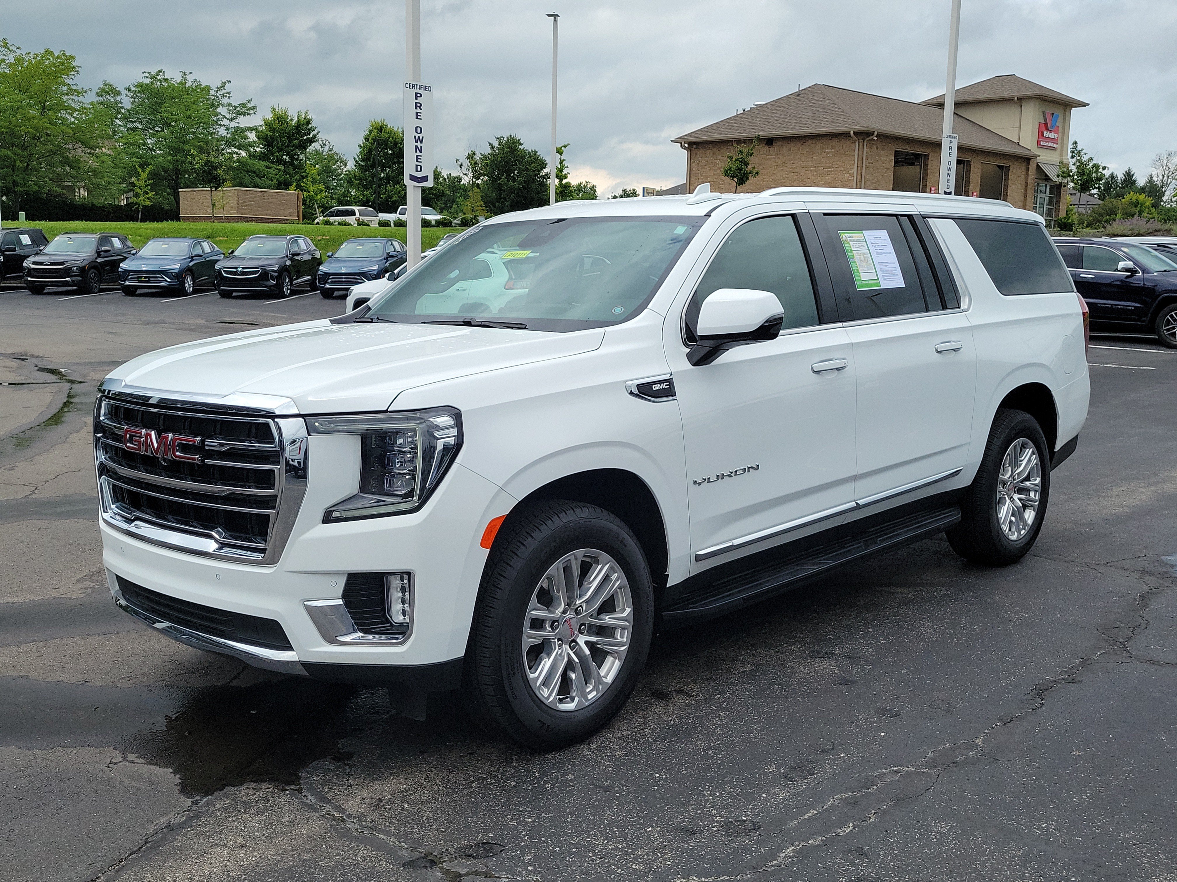 Used 2024 GMC Yukon XL SLT w/ SLT Luxury Package AWD/4WD image 2