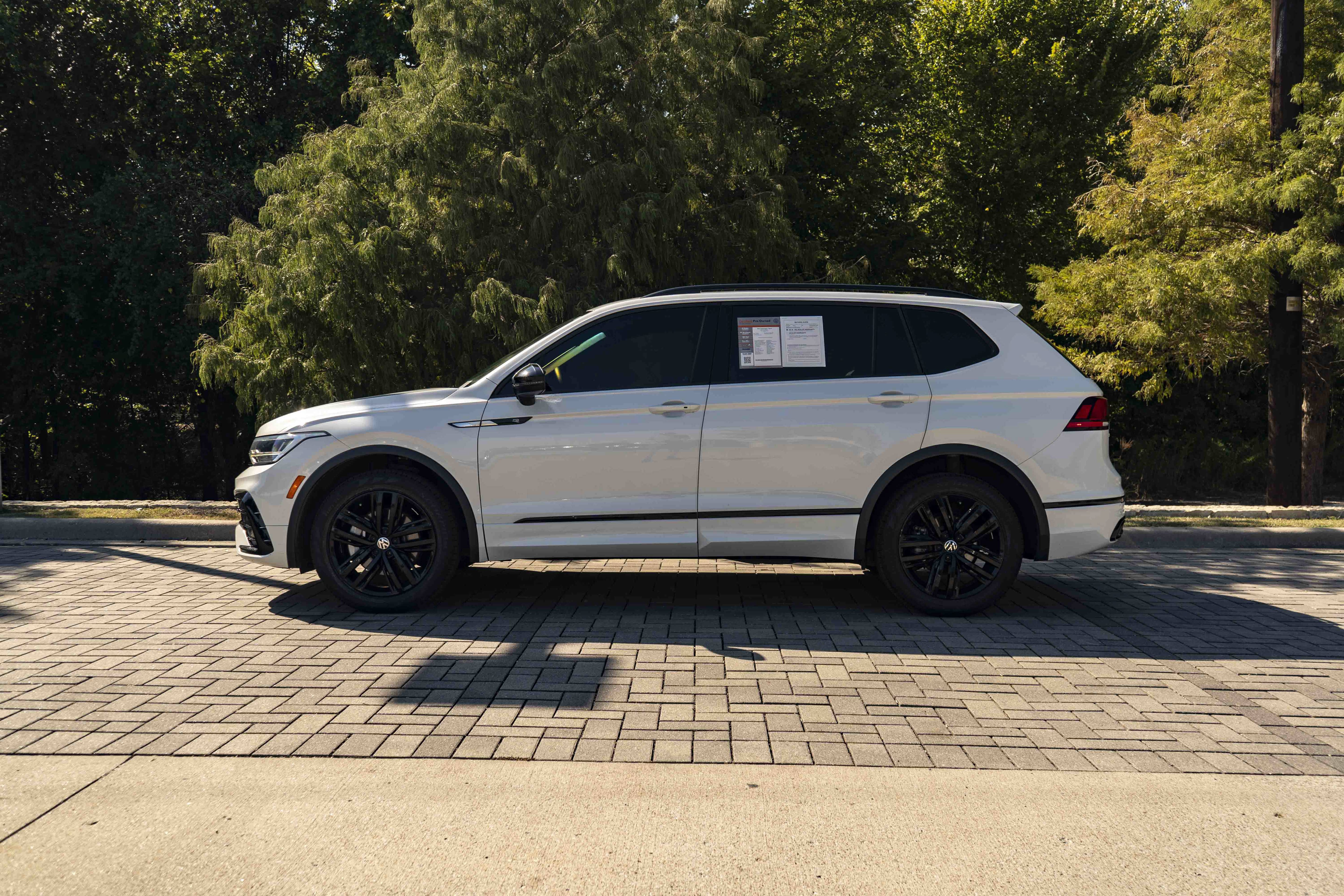 Certified 2022 Volkswagen Tiguan SE R-Line FWD image 5