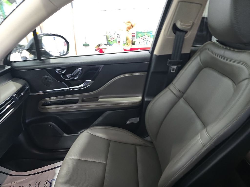 Used 2025 Lincoln Corsair AWD w/ Equipment Group 101A image 11