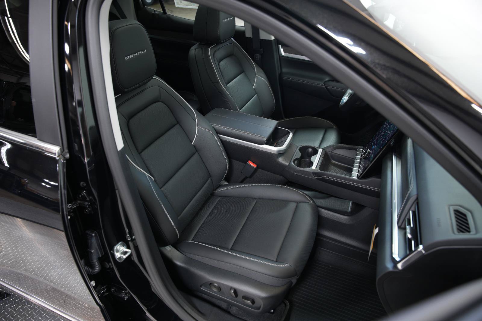 New 2026 GMC Terrain Denali w/ LPO, Floor Liner Package AWD/4WD image 21