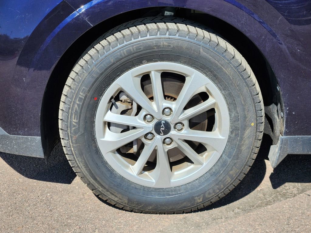 Used 2024 Kia Carnival LX image 10