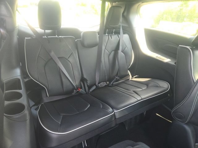 Used 2024 Chrysler Pacifica Premium FWD image 23
