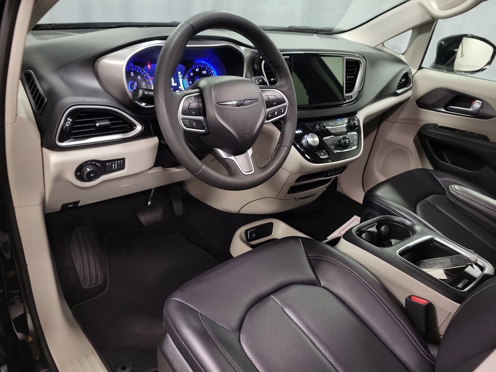 Used 2024 Chrysler Pacifica Touring-L FWD image 16