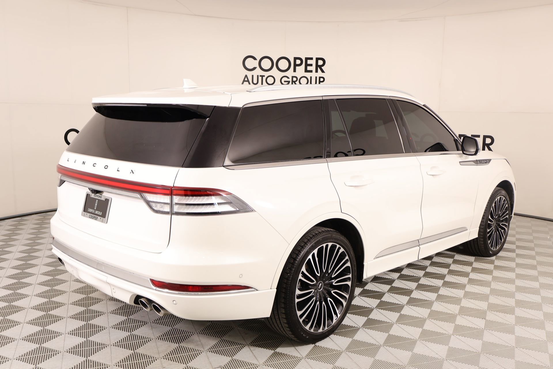 Used 2022 Lincoln Aviator Black Label w/ Class IV Trailer Tow Package AWD/4WD image 23