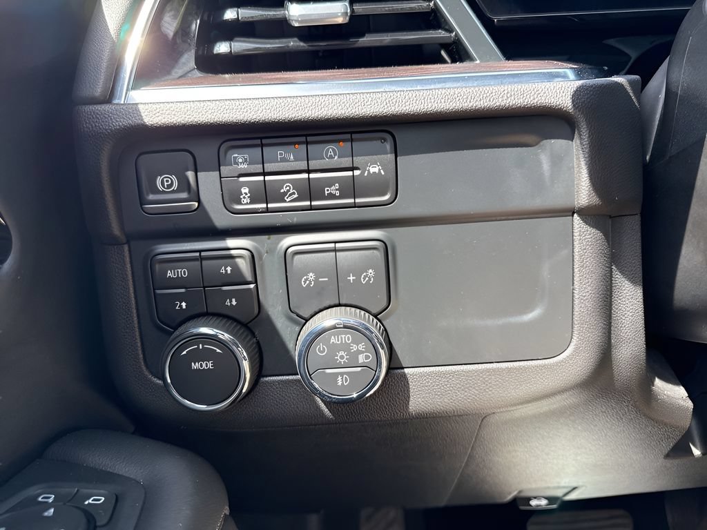 Used 2025 Chevrolet Suburban Z71 AWD/4WD image 26