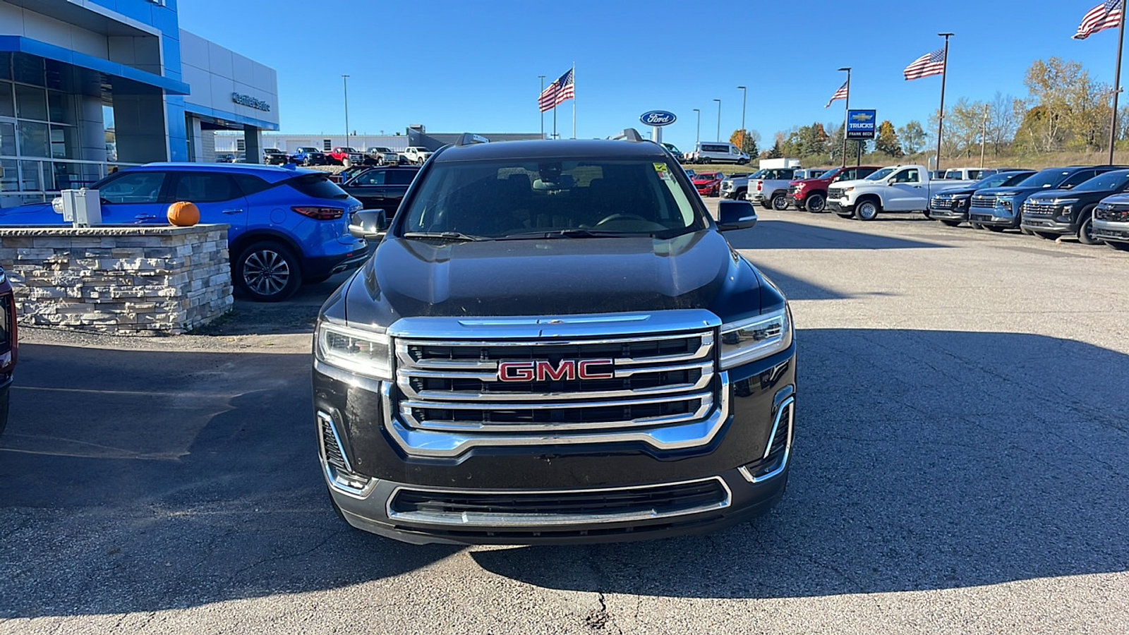 Used 2023 GMC Acadia SLE w/ Driver Convenience Package image 2