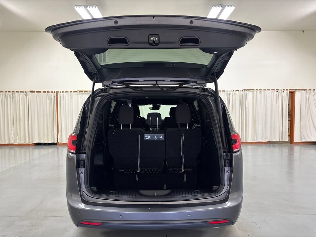 Used 2021 Chrysler Pacifica Touring w/ S Appearance Package FWD image 9