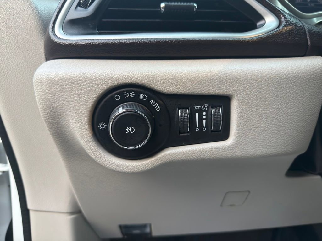 Used 2018 Chrysler Pacifica Touring-L FWD image 15