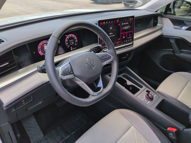 Used 2025 Volkswagen Tiguan SE AWD/4WD image 10