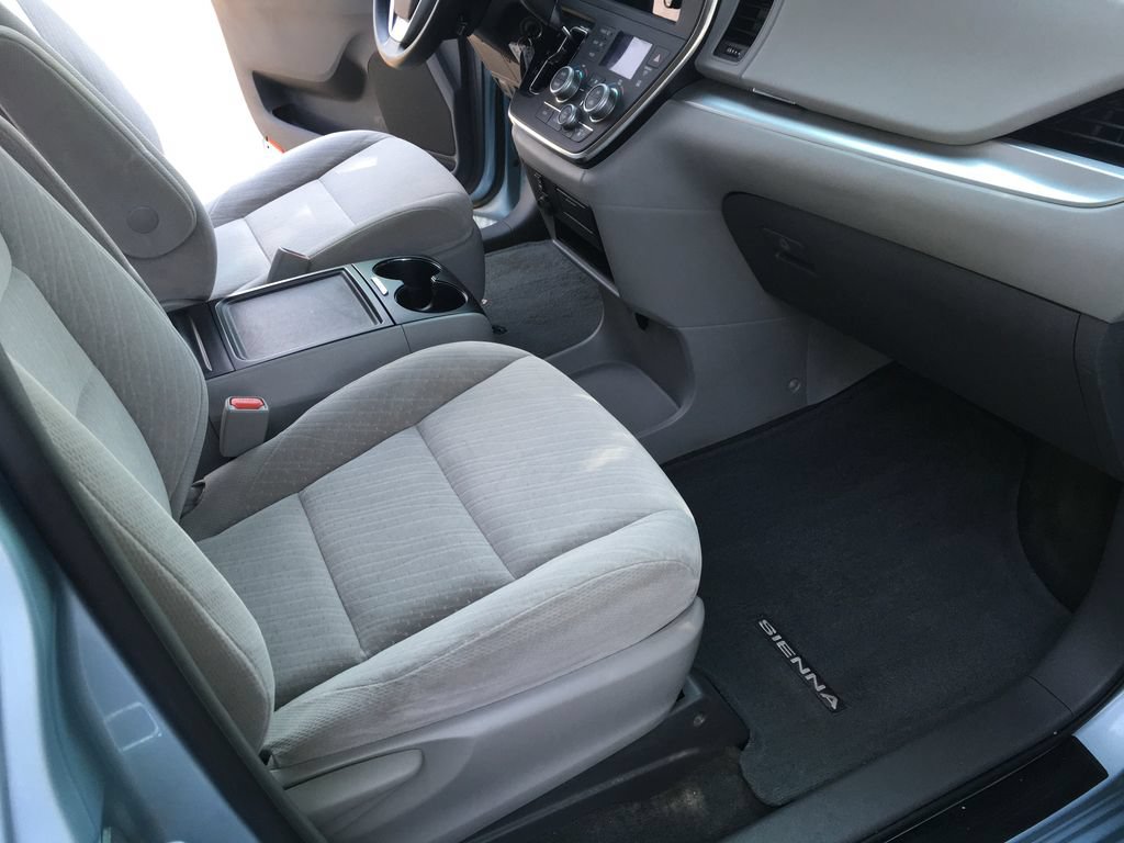 Used 2017 Toyota Sienna LE FWD image 31