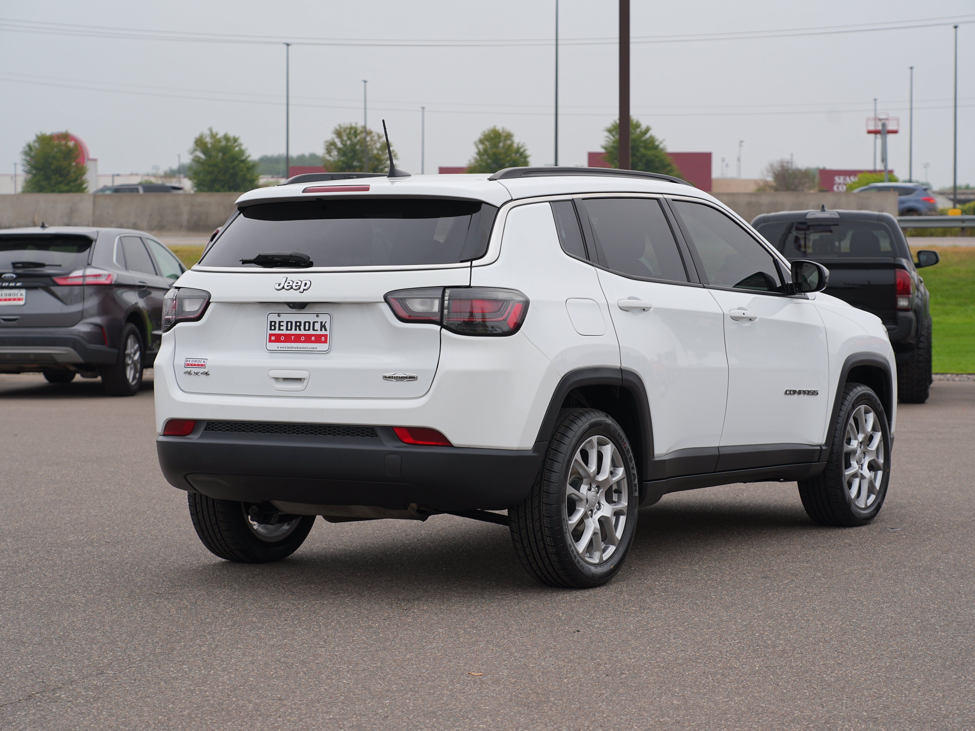 Used 2022 Jeep Compass Latitude w/ Sun and Sound Group AWD/4WD image 3