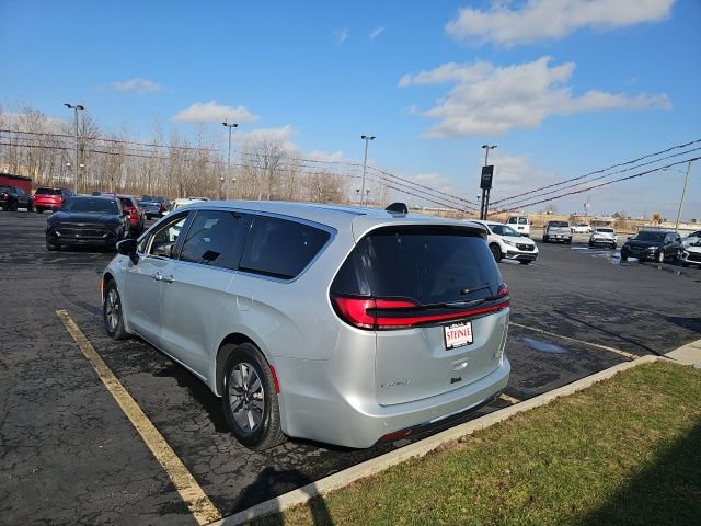 Used 2023 Chrysler Pacifica Touring-L FWD image 5