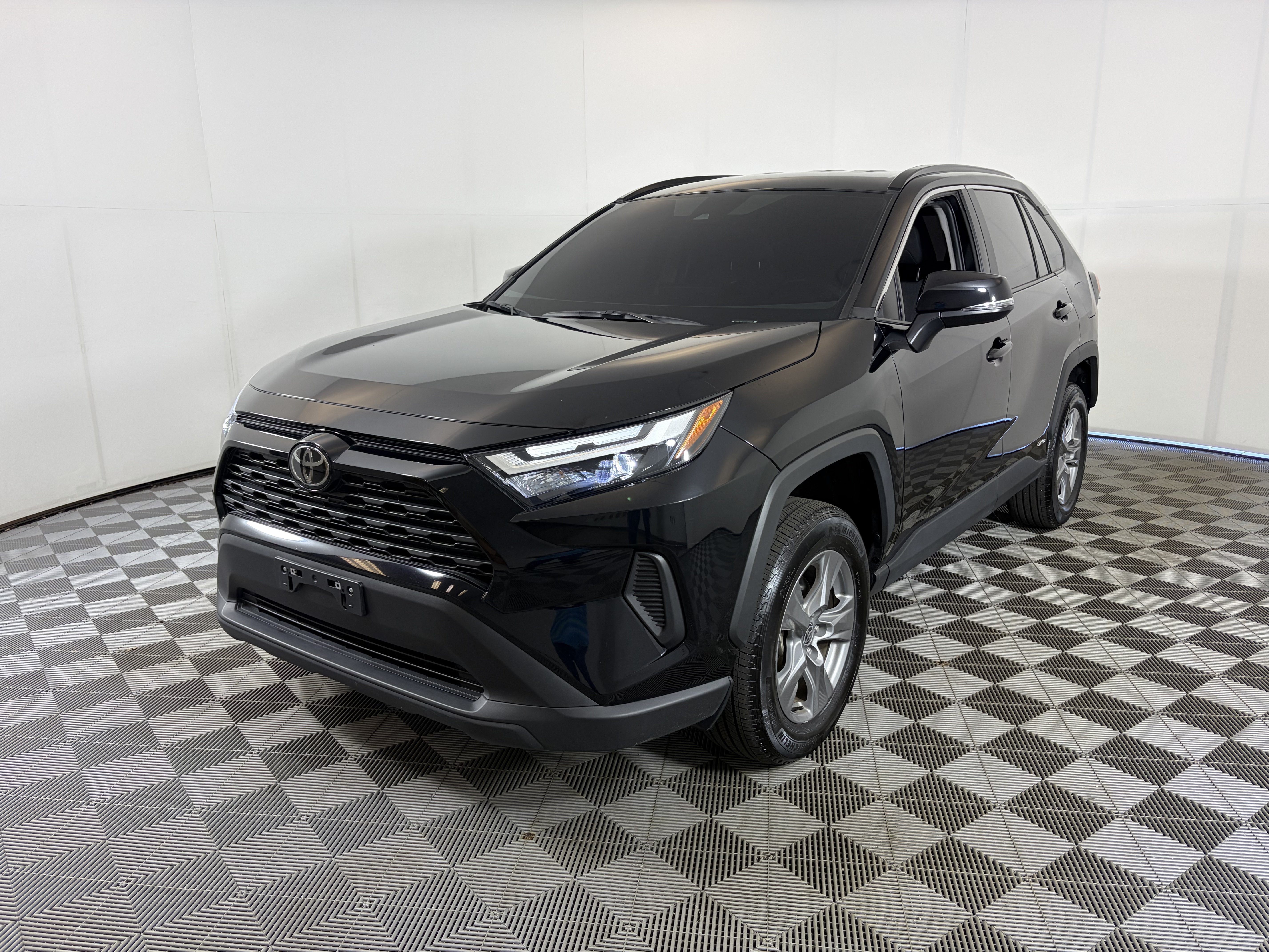 Used 2025 Toyota RAV4 XLE AWD/4WD image 2