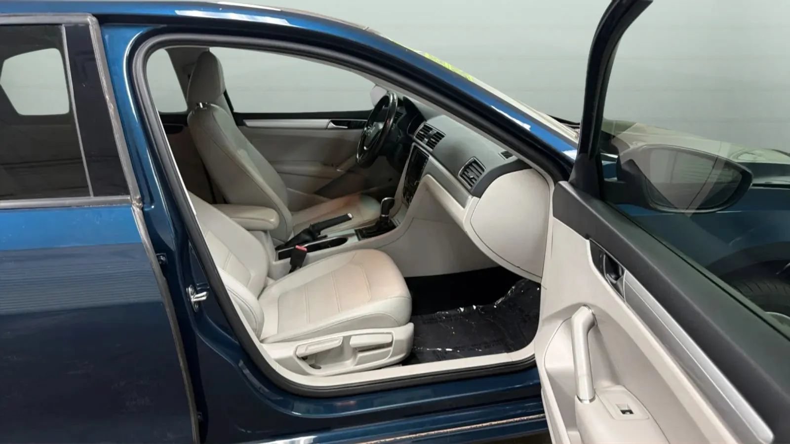Used 2019 Volkswagen Passat 2.0T Wolfsburg FWD image 22